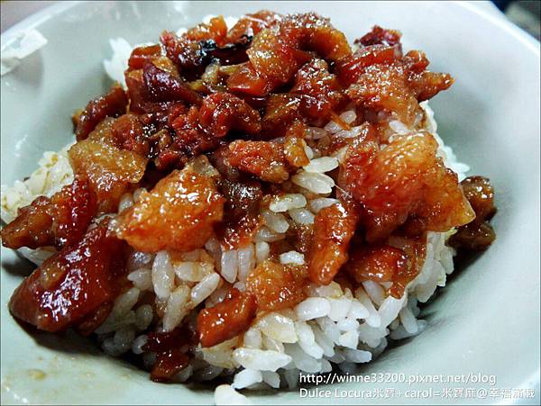 【食。北投市場平價美食】矮仔財滷肉飯。二訪。排隊也會懷念的好滋味。從二樓排到一樓大門口♥晚來吃不到。 【食。北投市場平價美食】矮仔財滷肉飯。二訪。排隊也會懷念的好滋味。從二樓排到一樓大門口♥晚來吃不到。