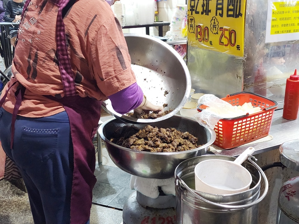 懷念排骨酥湯┃湳雅夜市美食。在地48年老店，台灣溫體豬肉使用、排骨酥湯一定要試試 @米寶麻幸福滿載