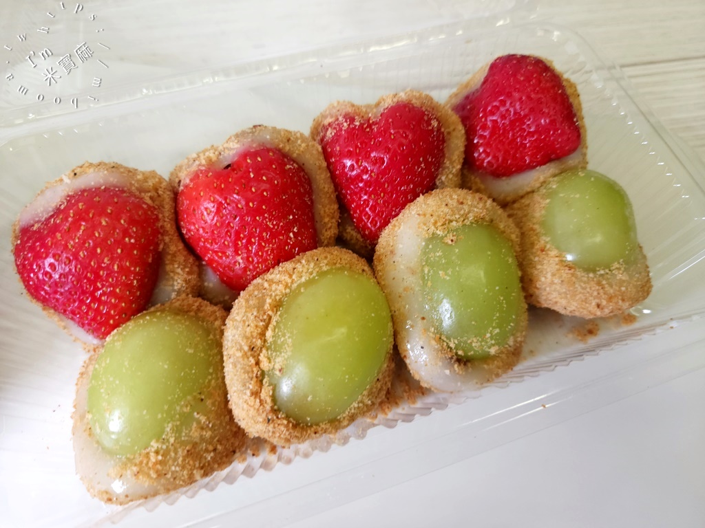 Q麻吉古早味麻糬┃南機場夜市美食。季節限定草莓麻糬、葡萄麻糬快跟一波，還有傳統麻糬都能吃到 @米寶麻幸福滿載