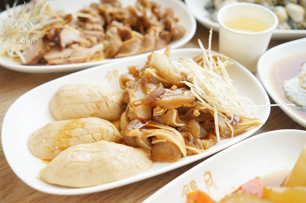 雙月食品社┃台北雞湯。連續5年米其林必比登推薦雞湯。溫體雞腿肉質彈牙帶鮮，一營業就是人潮洶湧