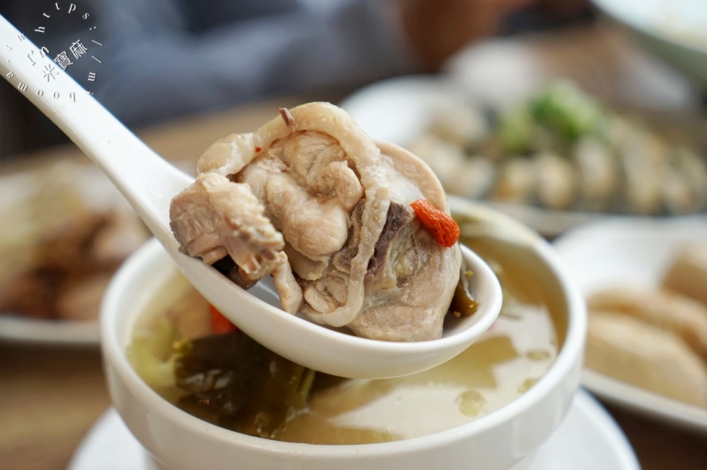 雙月食品社┃台北雞湯。連續5年米其林必比登推薦雞湯。溫體雞腿肉質彈牙帶鮮，一營業就是人潮洶湧
