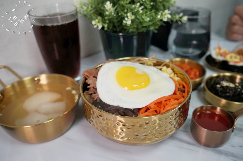 吃自己美食雲┃土城韓式飯捲。韓式拌飯、特色料理及炸物都有，小菜可無限續