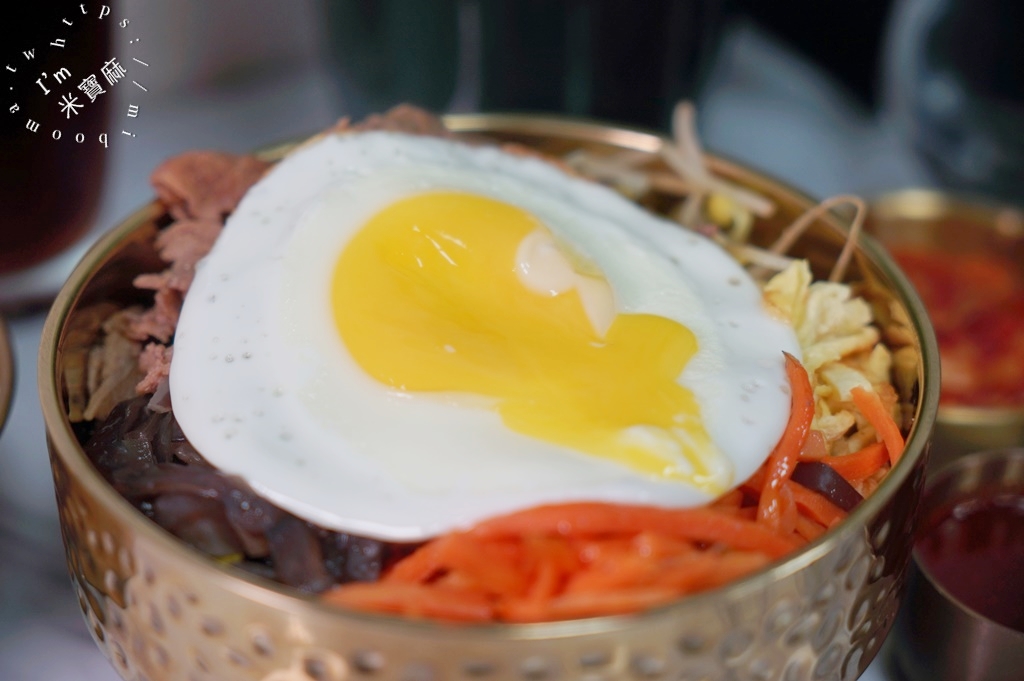 吃自己美食雲┃土城韓式飯捲。韓式拌飯、特色料理及炸物都有，小菜可無限續
