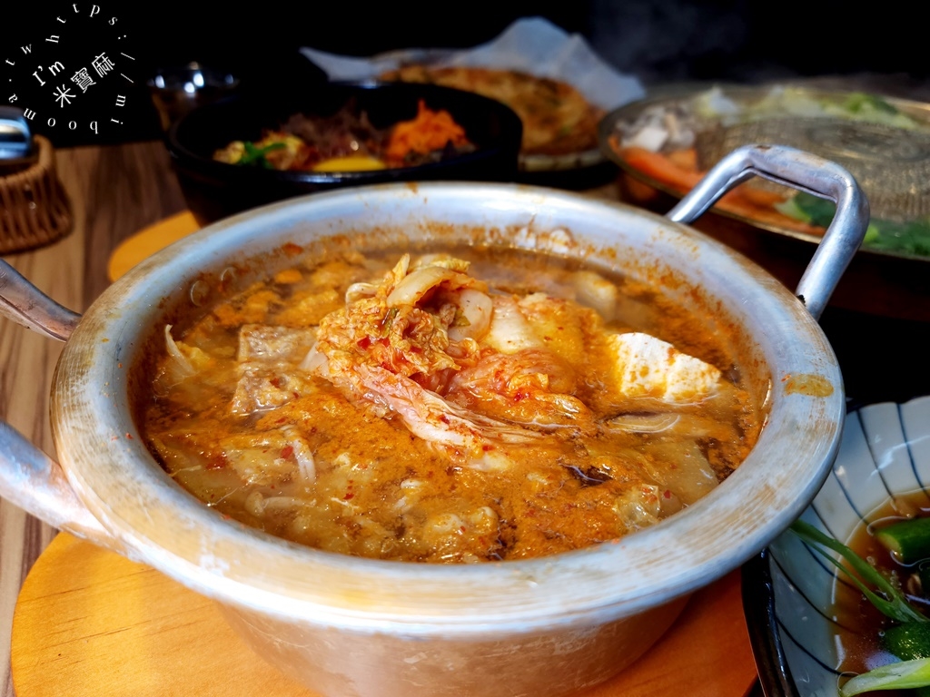海雲韓式料理┃板橋韓式料理。多人套餐銅板烤肉、韓式料理都能吃到!小菜可無限續用