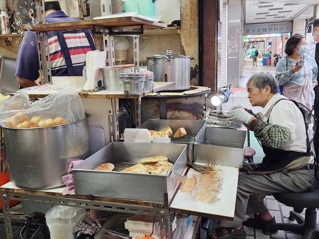 青島豆漿店┃台北早餐。位置低調隱密，就是擋不住的人潮，爐燒餅皮Q度足、內餡也好吃