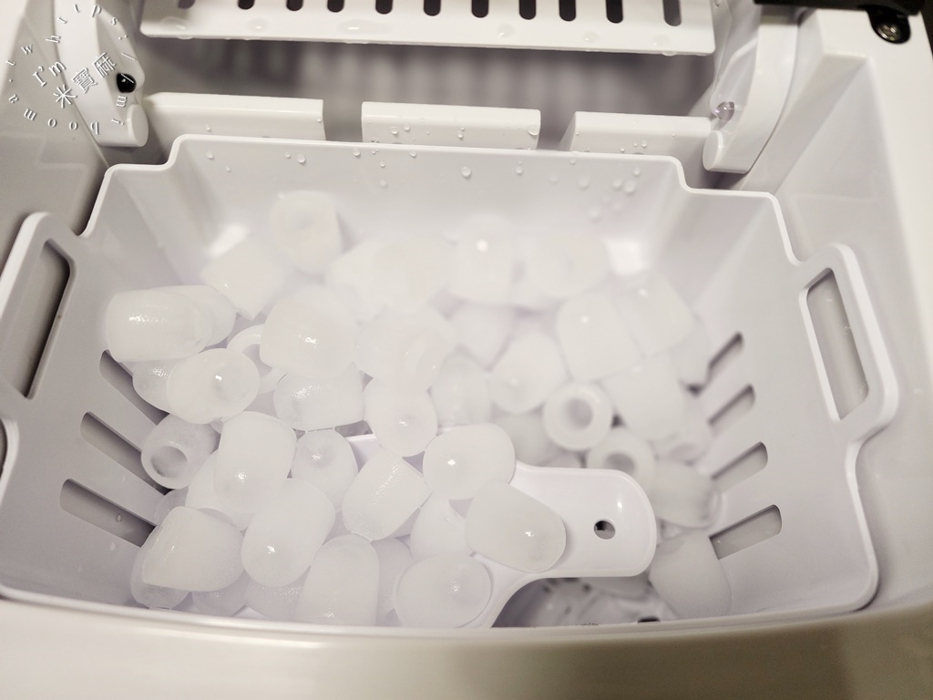 KOHZII 康馳 手提式全自動製冰機┃7分鐘快速製冰、提到戶外也很方便。1.8L大容量水箱、800g儲冰籃，夏天就靠這個了!