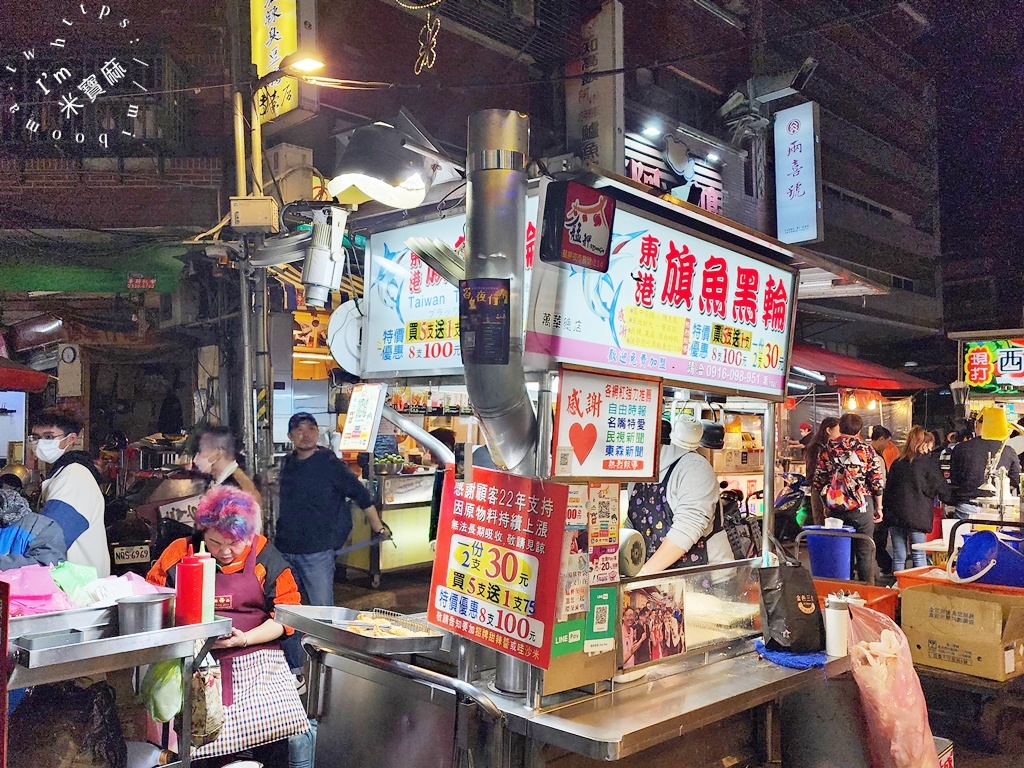 東港旗魚串┃萬華美食。在地20餘年老字號小攤，一營業就是排隊，來這裡一定要買來吃