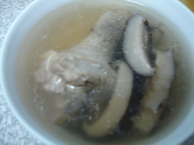 香菇雞湯、蝦蝦茶碗蒸┃自製料理。湯鮮味濃、肉嫰好吃，海味茶碗蒸自己做 @米寶麻幸福滿載