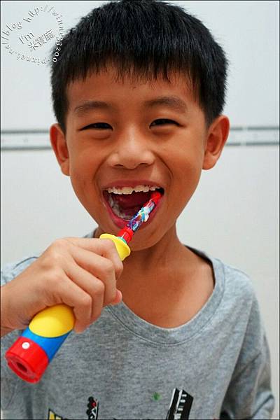 【清潔。兒童電動牙刷推薦】德國百靈Oral-B 海底總動員 D10兒童充電電動牙刷。預防蛀牙笑容更無憂。孩子愛上刷牙時光♥
