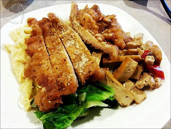 【食。台北】港都旗魚米粉湯/排骨飯/雞腿飯。怎麼吃都很隨性♥ @米寶麻幸福滿載