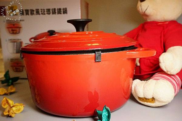 【廚具。鍋具】鍋寶歐風琺瑯鑄鐵鍋。導熱均勻/鎖住美味。4公升大份量。白琺瑯內鍋。節能減電。