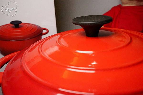 【廚具。鍋具】鍋寶歐風琺瑯鑄鐵鍋。導熱均勻/鎖住美味。4公升大份量。白琺瑯內鍋。節能減電。