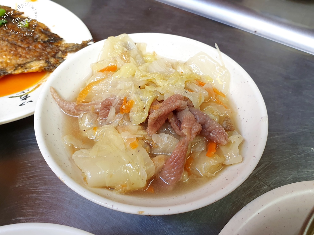 玉燕家傳肉粽、魯肉飯┃寧夏夜市老字號小吃。各式便當及湯品、小菜都有