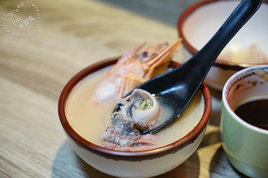 大江戶花式丼飯┃信義區日本料理。天使紅蝦肉質不軟綿超好吃。內用味噌湯及咖啡無限續!