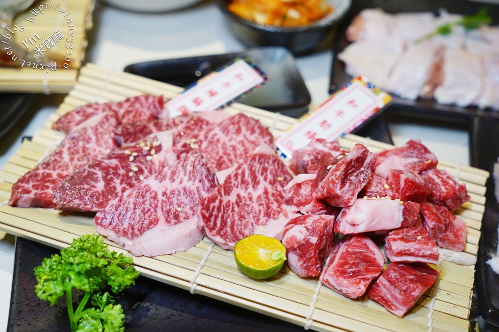 牛燒肉Yakiniku┃新店燒肉。雙人套餐最低只要999元，還不收服務費，肉質相當棒，能不吃嗎?