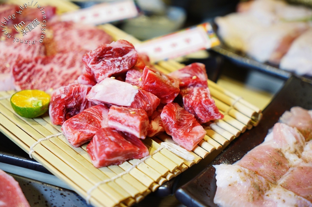 牛燒肉Yakiniku┃新店燒肉。雙人套餐最低只要999元，還不收服務費，肉質相當棒，能不吃嗎?