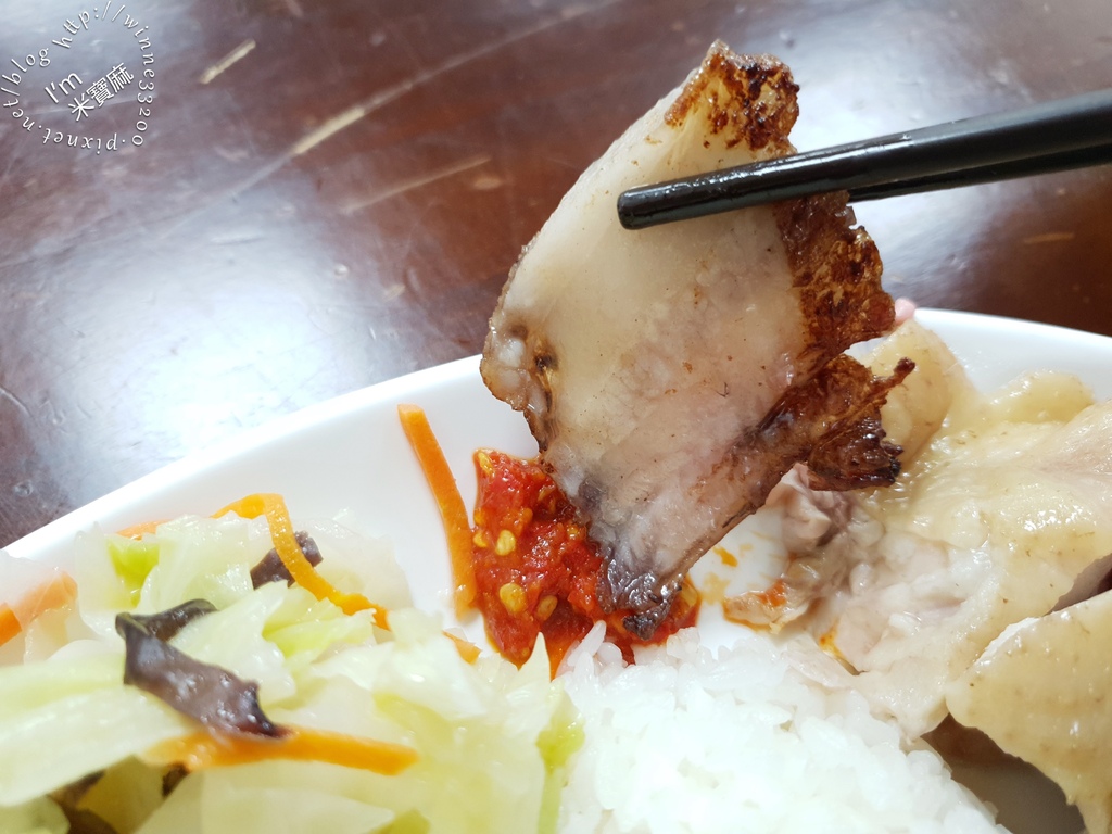 凱哥放山雞┃台北後火車站美食。放山鹹水、煙燻雞最對味!還有帶酒香的燒肉太過癮，加辣更得分