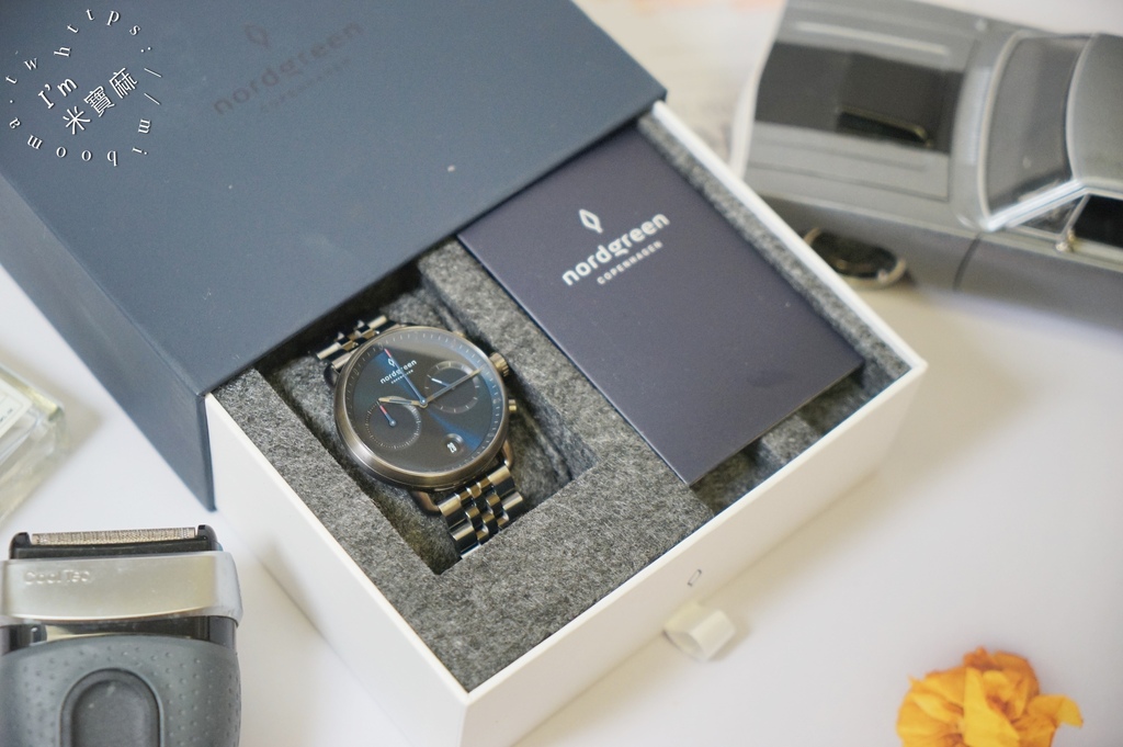 Nordgreen北歐設計手錶┃黑五必敗腕錶。PIONEER 北歐藍錶盤  深空灰五珠精鋼錶帶 42mm。漸進的成長兌變